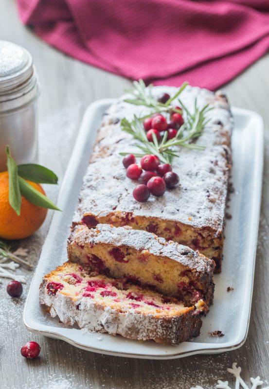 Cake aux airelles, mandarine et romarin