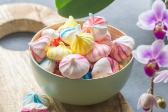 Mini meringues colorées