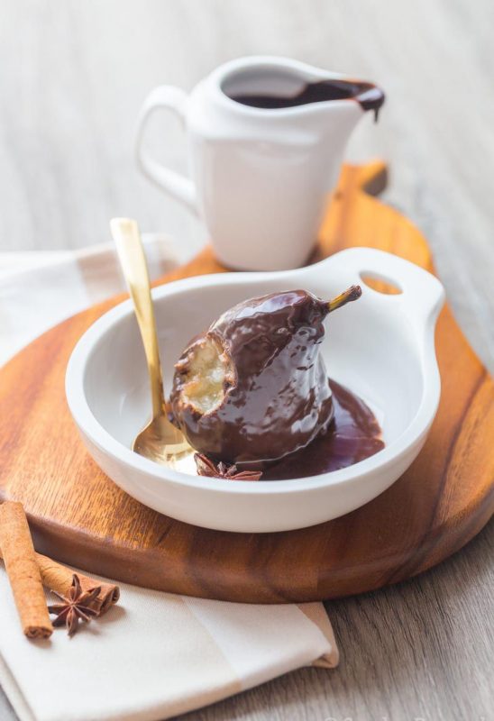 Poire pochée aux épices et chocolat chaud