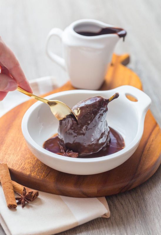 Poire pochée aux épices et chocolat chaud