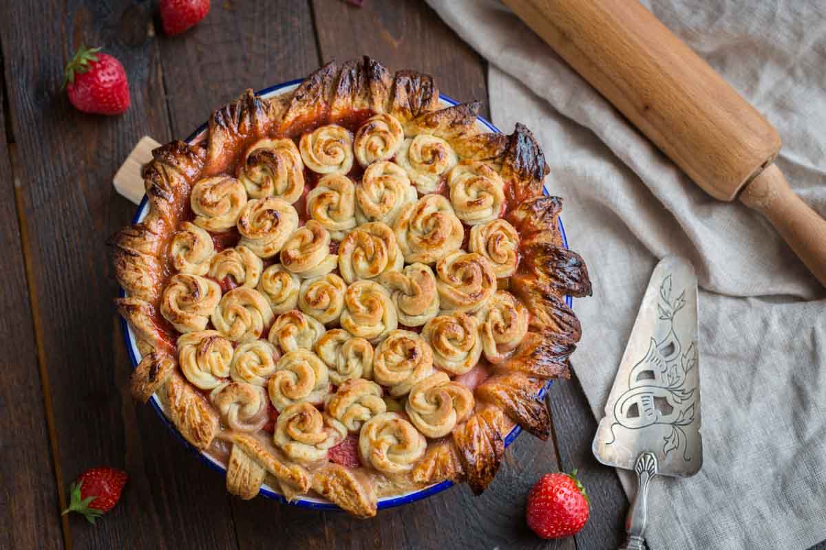 Recette de tourte aux fraises et rhubarbe