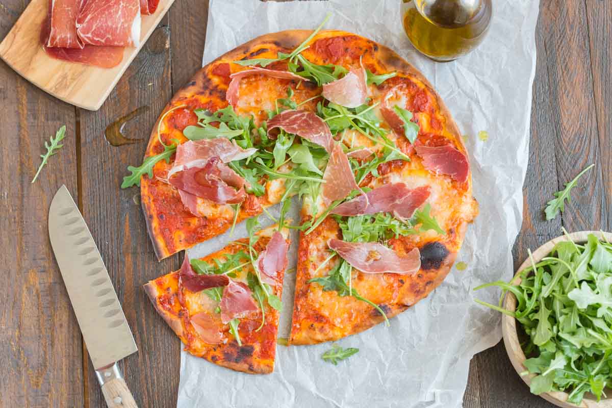 Pizza au jambon serrano et mozzarella