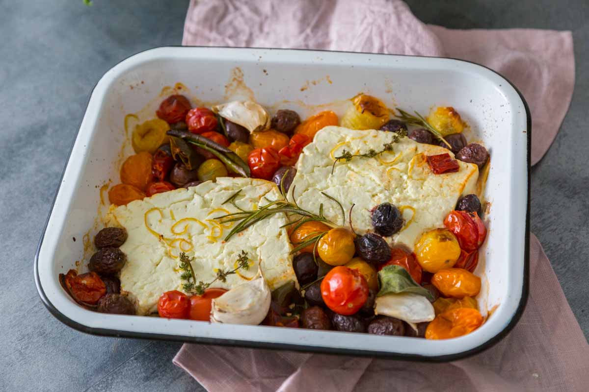 Feta rôtie aux tomates et olives - Cuisine Addict