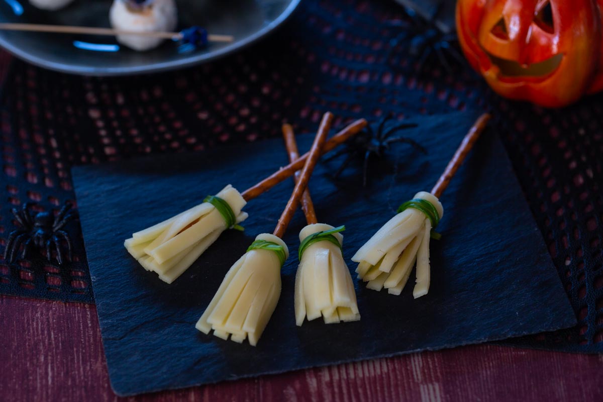 balais de sorcière au fromage pour halloween