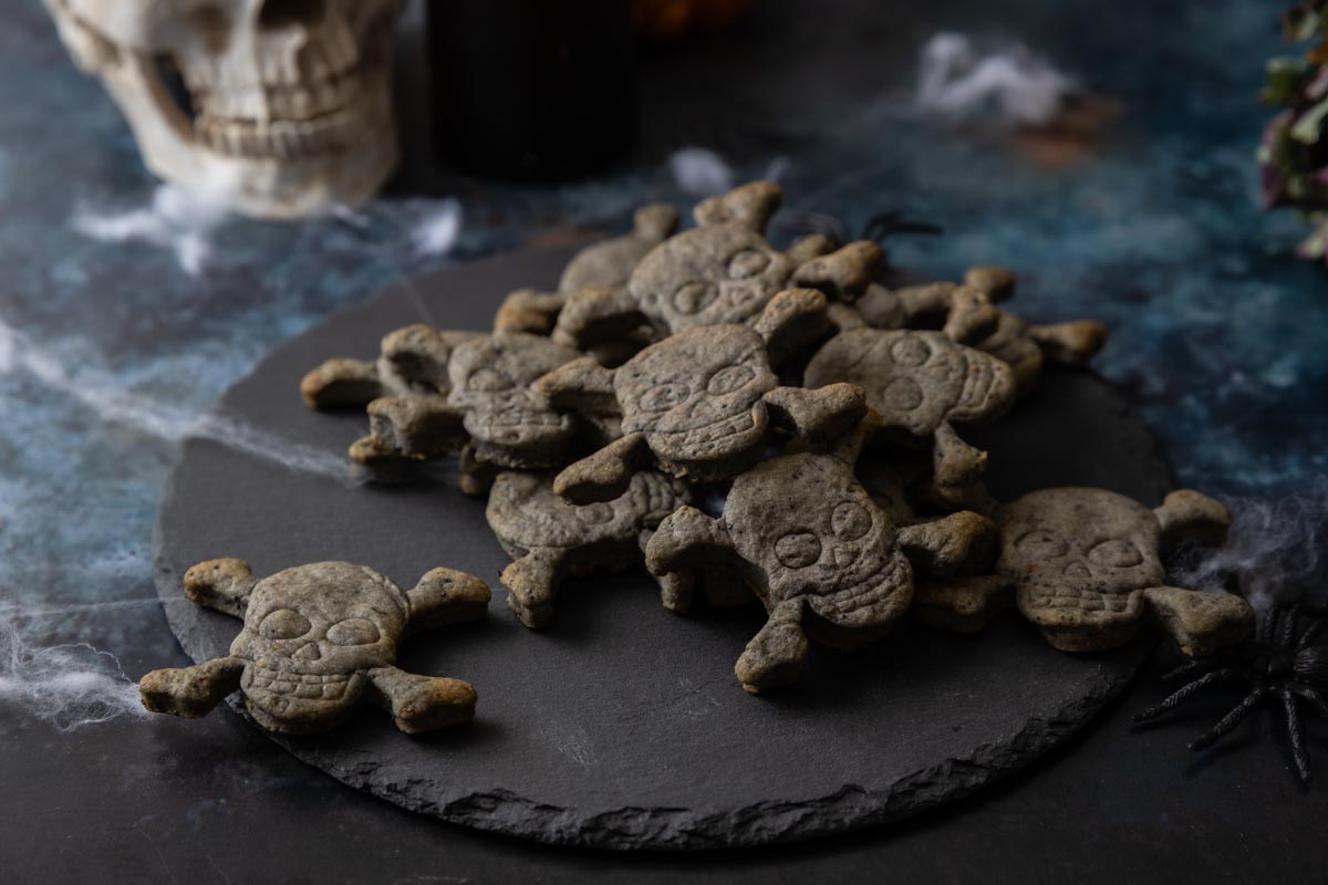 Sablés apéritifs au Parmesan et à l'Encre de seiche - Cuisine Addict