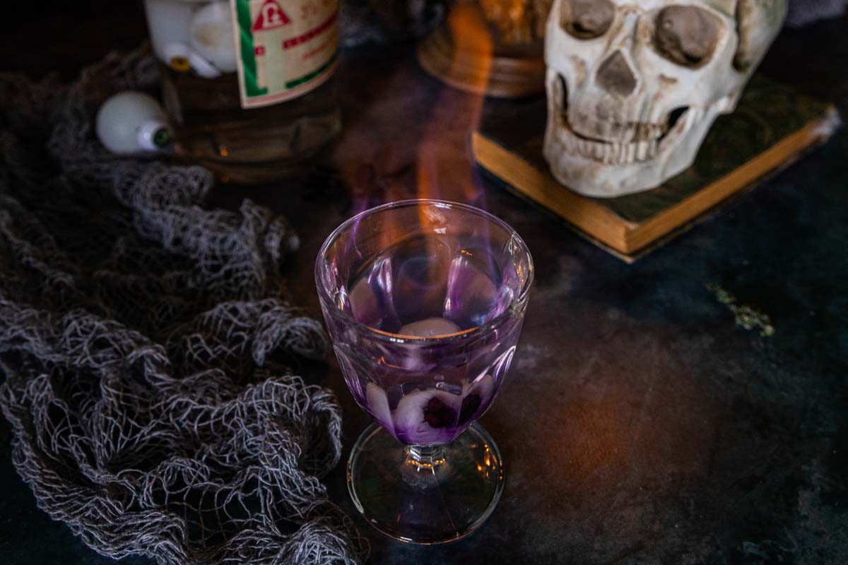 Recette de cocktail pour Halloween Oeil flambé