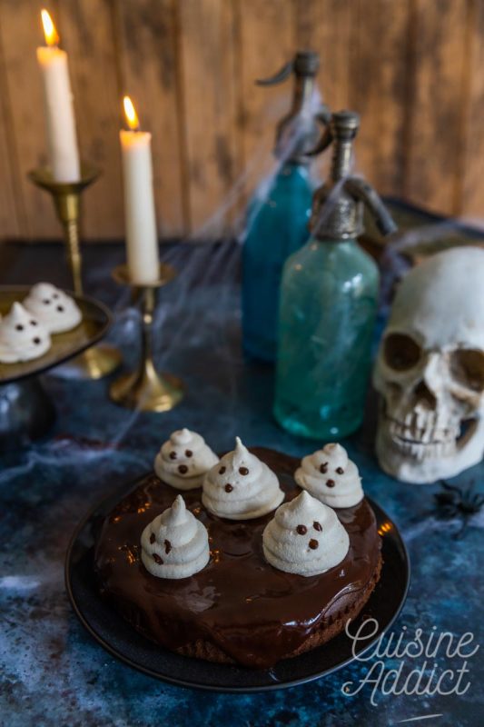 Gâteau au chocolat et fantôme en meringue