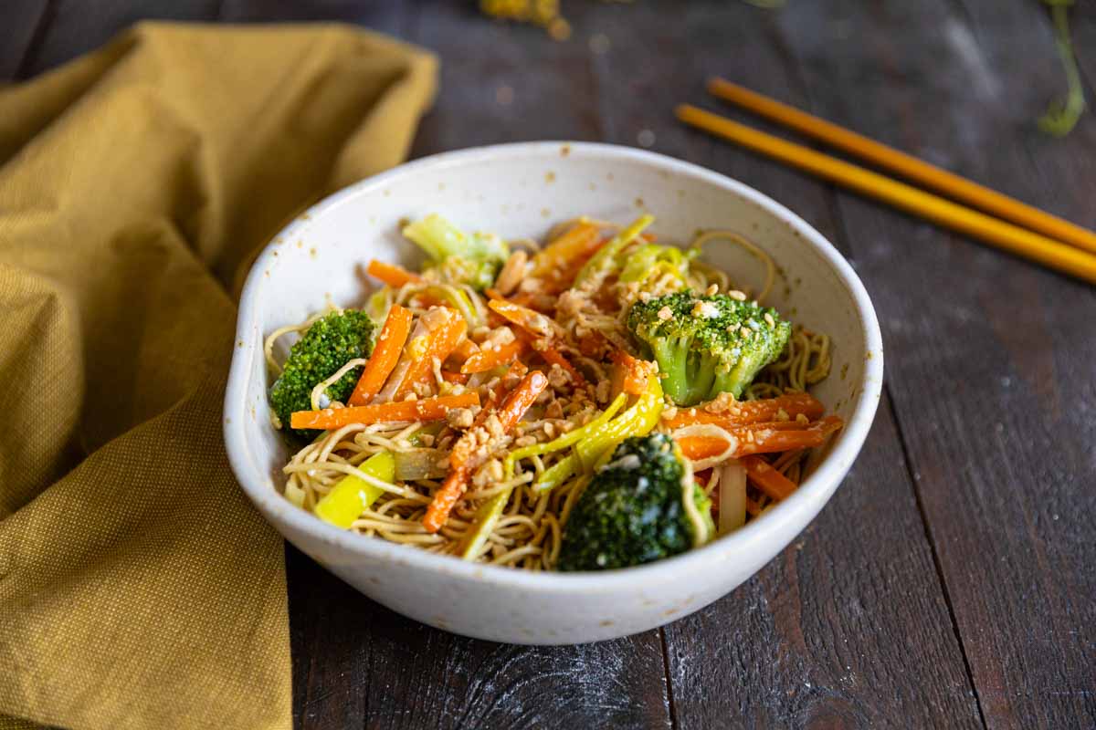 Recette nouilles chinoise sautées aux légumes. dîner express facile et  rapide 