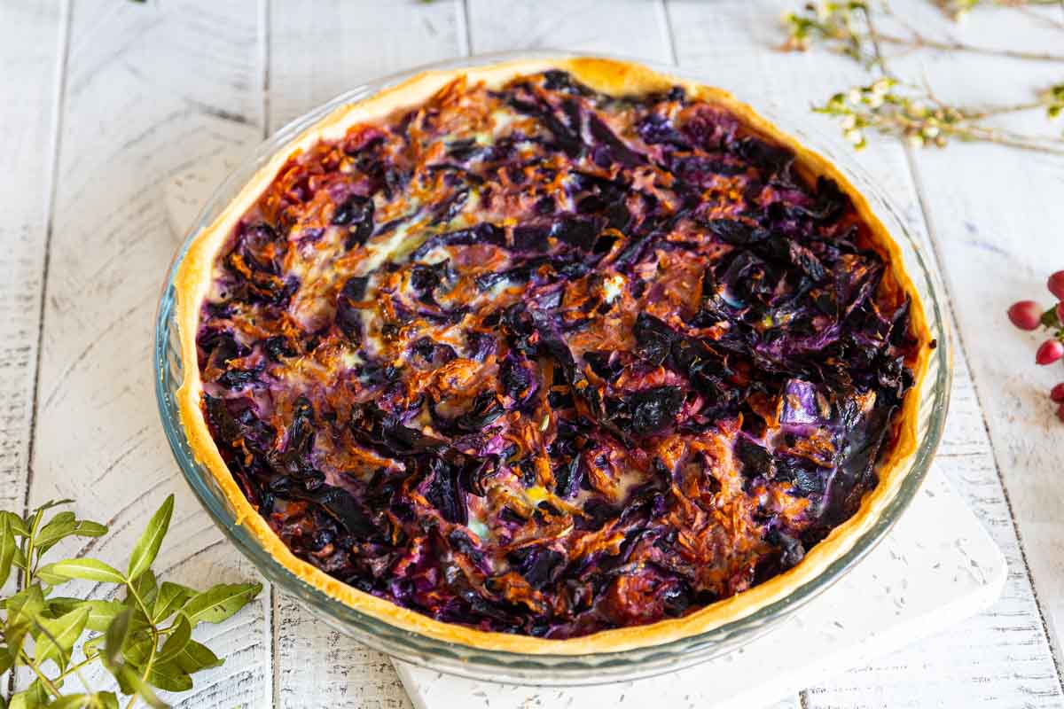 Recette de quiche au chou rouge, carotte et pomme