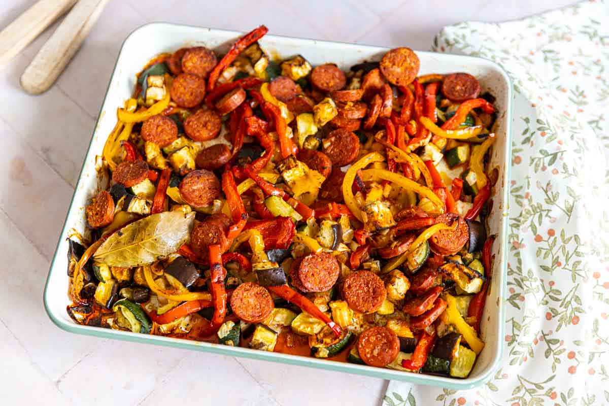 Recette de one pan de légumes du soleil et chorizo