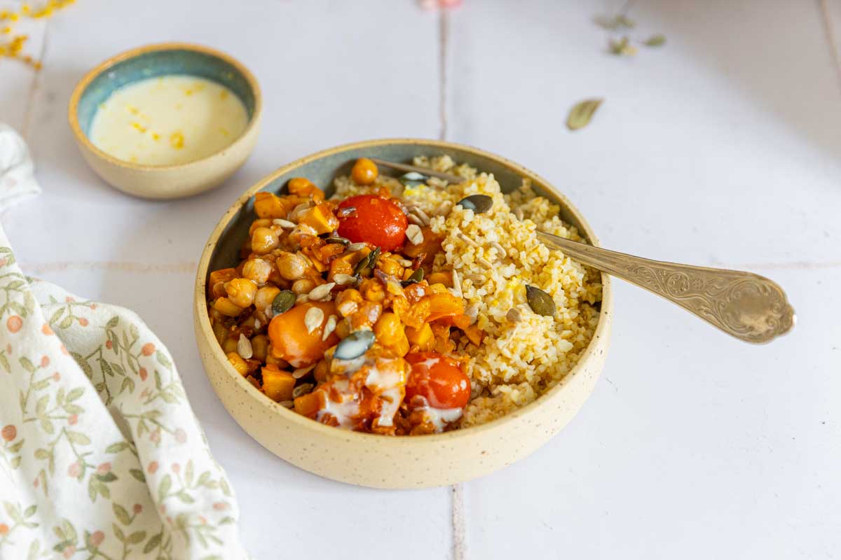 Recette de bowl de boulgour, pois chiches et tomates