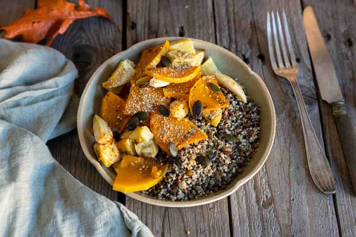 Recette d'assiette complète de légumes rôtis, lentilles et quinoa