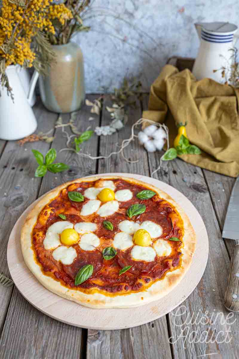 Pizza au chorizo décorée de fleurs de mozzarella