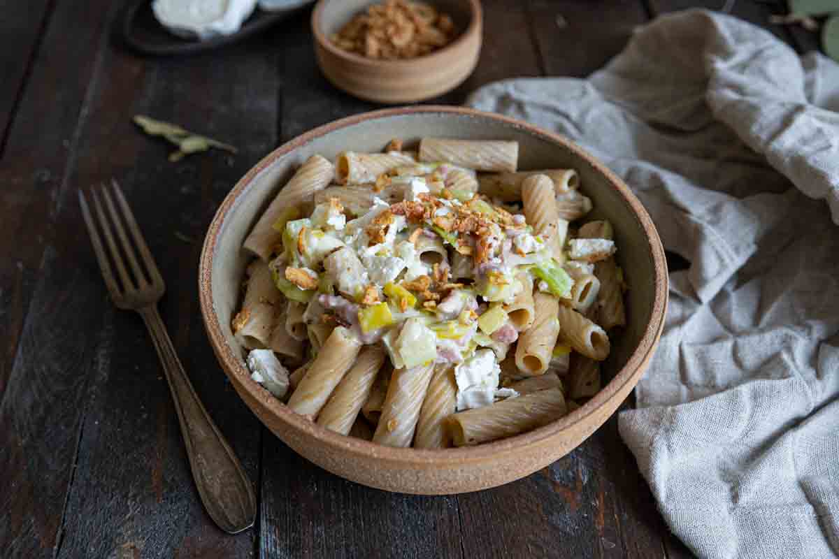 Recette de pâtes aux poireaux, lardons et chèvre