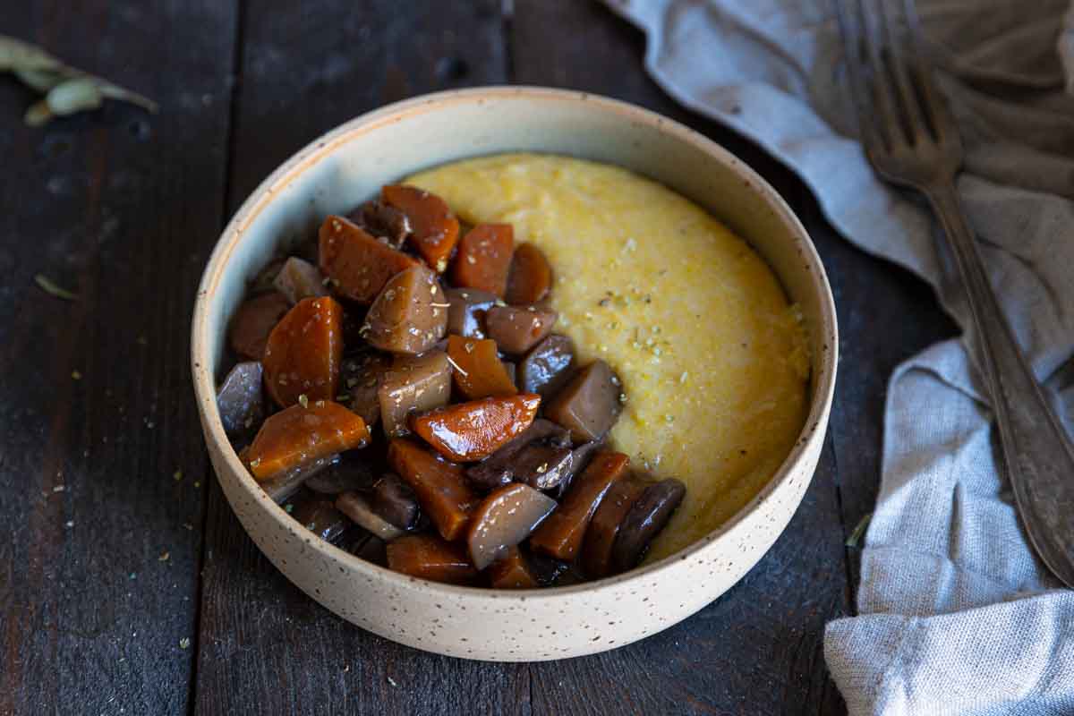 Recette de ragoût de carottes et champignons à la polenta