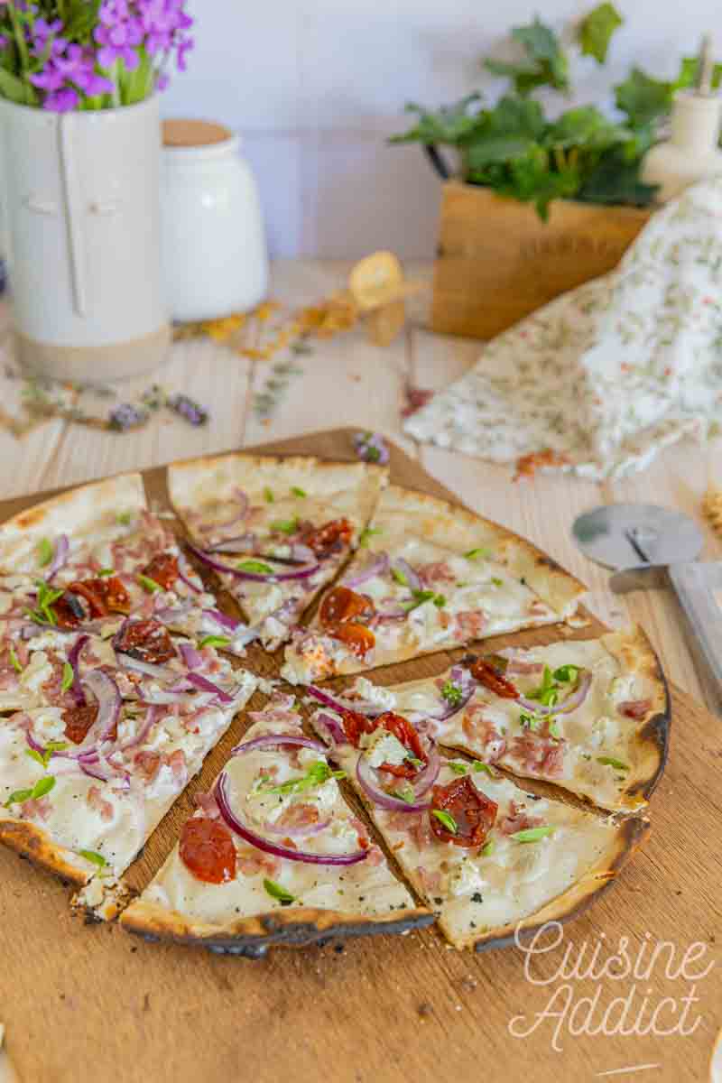 Tarte flambée aux tomates séchées et feta