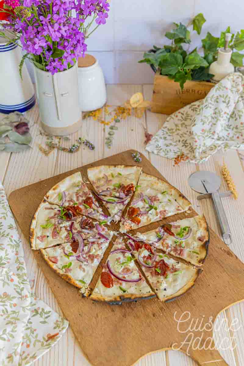 Tarte flambée estivale aux tomates séchées, feta et oignons rouges