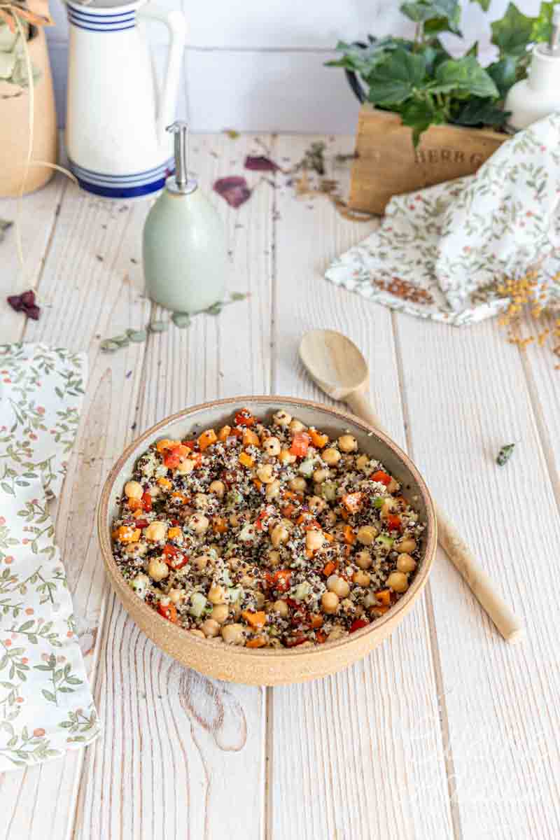 Salade de quinoa, pois chiche et légumes