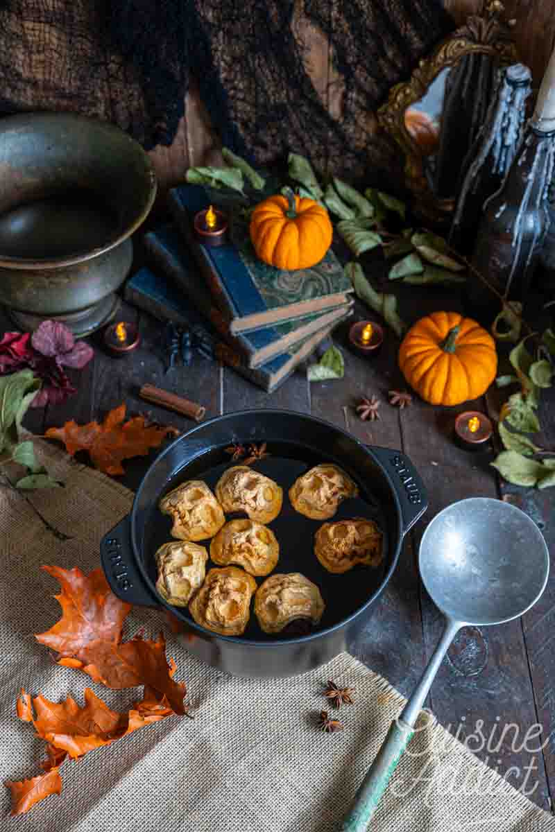 Jus de pomme chaud aux têtes réduites pour Halloween