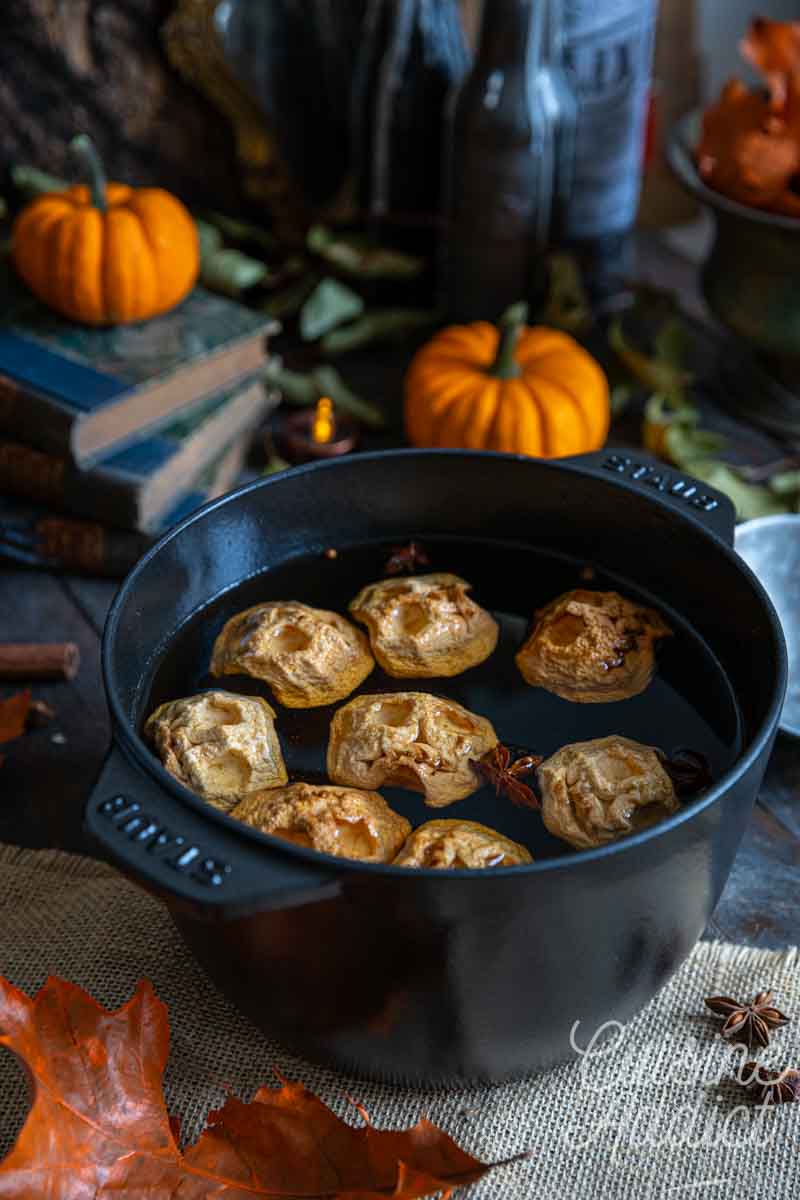 Jus de pomme et pommes séchées pour un cocktail d'Halloween