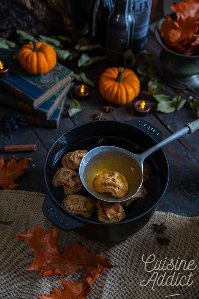 Têtes de pomme réduites pour un jus de pomme chaud terrifiant!