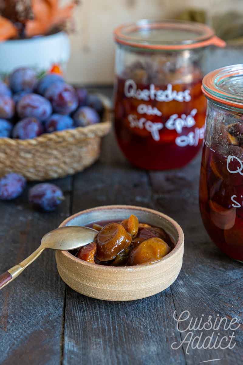 Prunes au sirop épicé en conserve