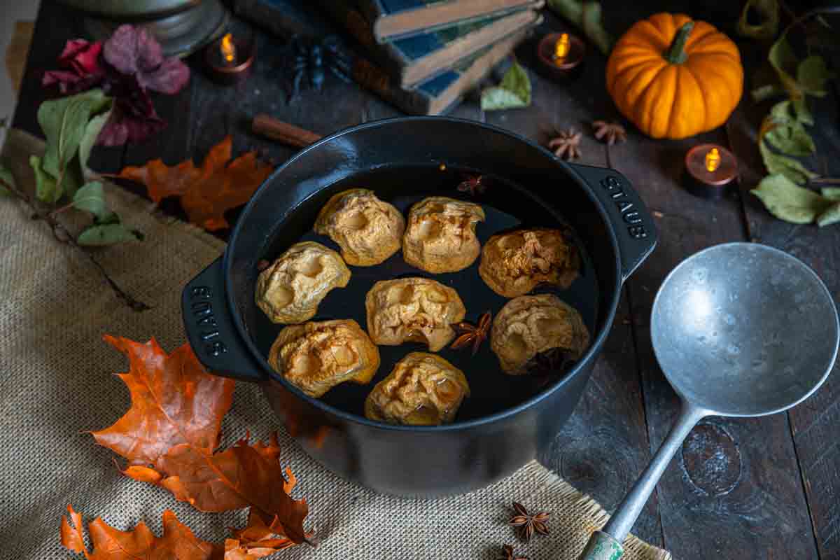 Recette de jus de pommes chaud aux pommes séchées pour Halloween