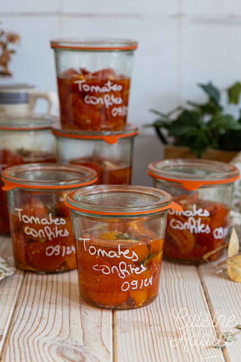 Bocaux de tomates confites