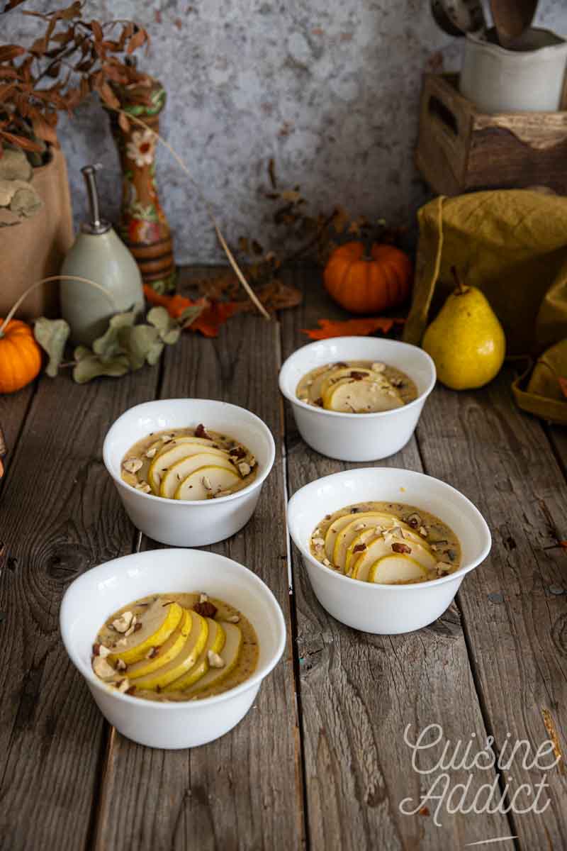 Préparation de petits gâteaux aux noisettes et poire