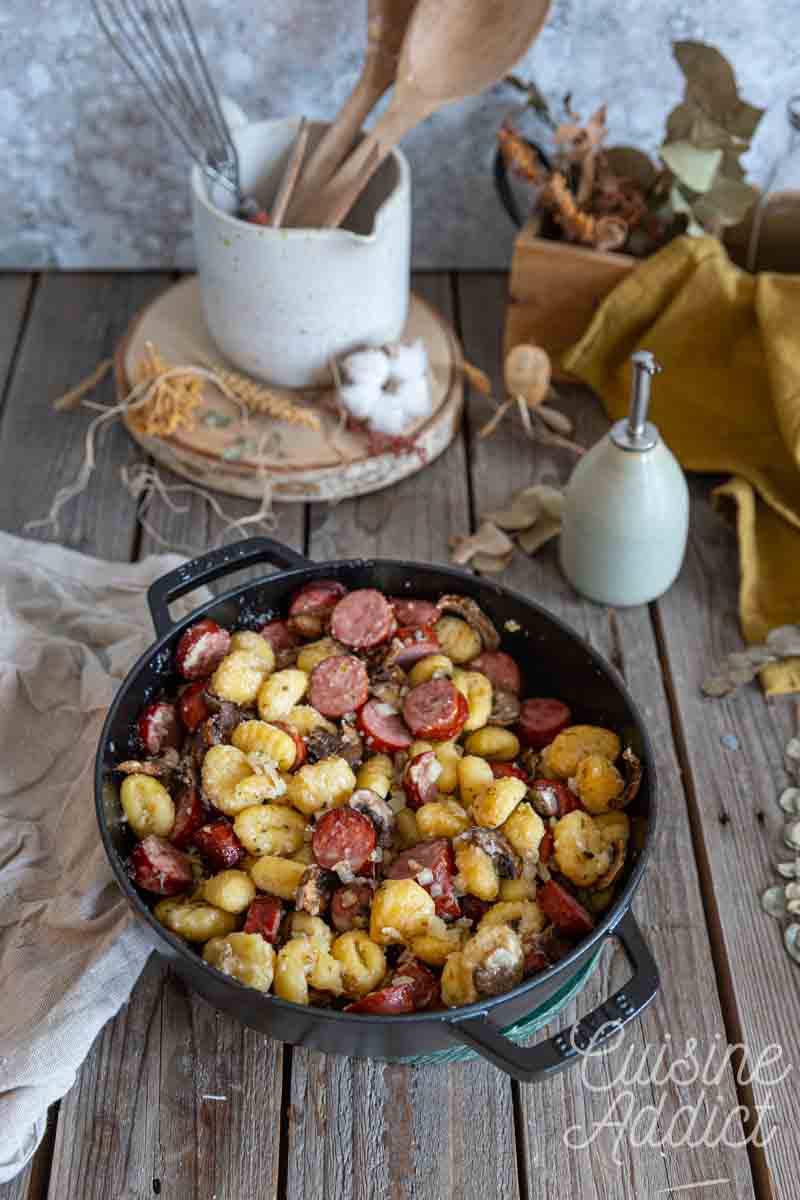 Tout dans un plat:  gnocchis aux saucisses fumées et champignons