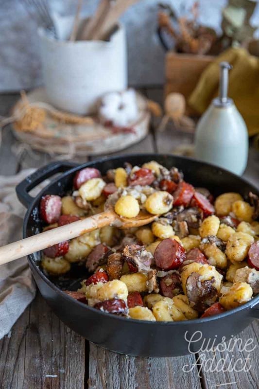 One pan de gnocchis aux saucisses fumées et champignons