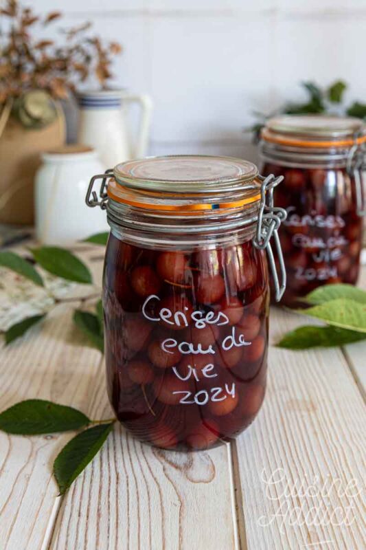 Bocaux de cerises à l'eau de vie