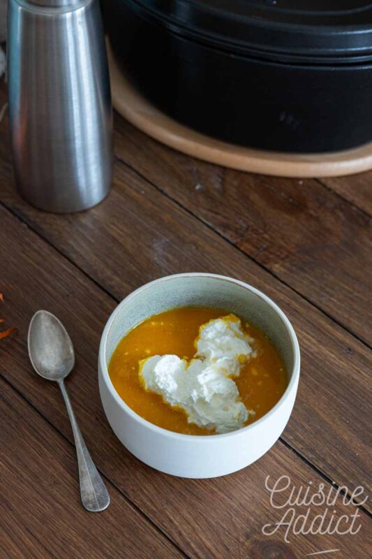 Soupe de courge et chantilly salée au fromage frais
