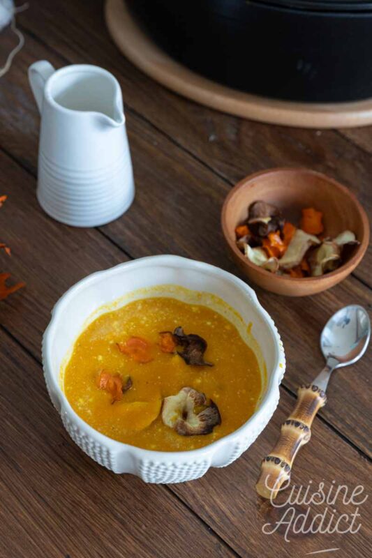 Soupe de courge au lait de coco, chips de légumes racine