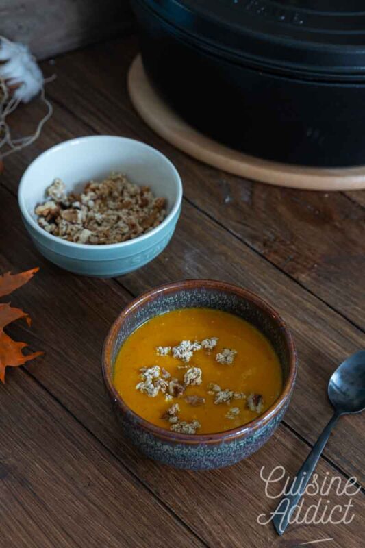 Soupe de courge et crumble salé aux noix