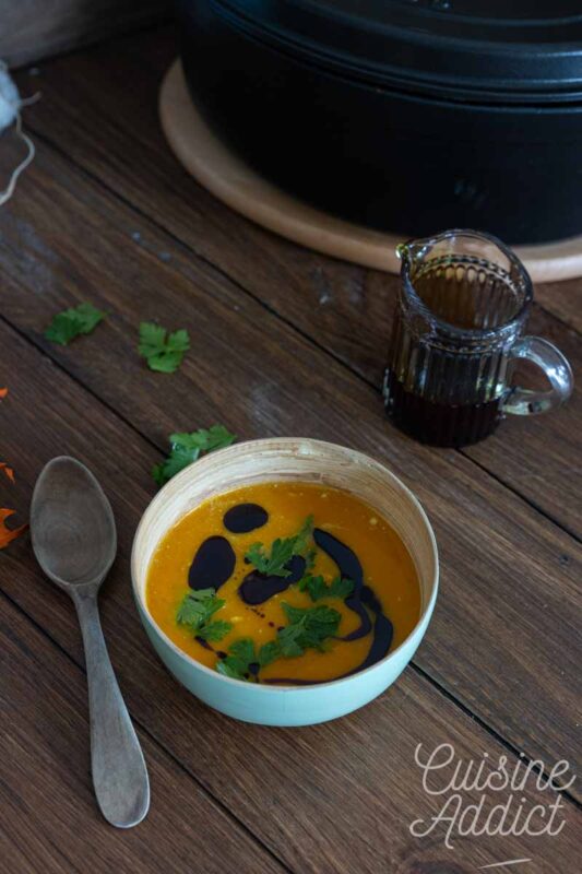 Soupe de courge, huile parfumée et herbes fraîches