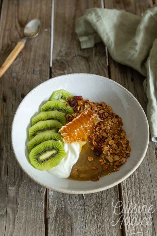 bowl skyr granola fruits petit-déjeuner équilibré