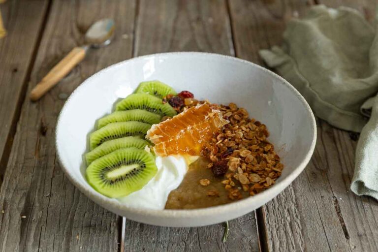 bowl de skyr aux pommes et granola petit-déjeuner protéiné