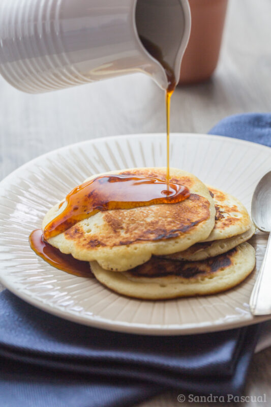 Pancakes à l’avoine healthy empilés avec sirop d’érable
