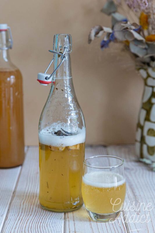 Bouteille de kombucha en seconde fermentation