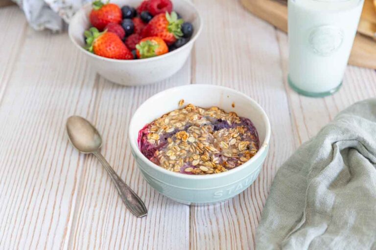 Baked porridge aux fruits rouges cuit dans un ramequin individuel.