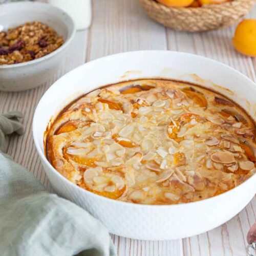 Clafoutis aux abricots et aux amandes servi au petit déjeuner.