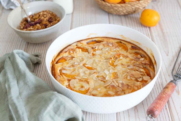 Clafoutis aux abricots et aux amandes servi au petit déjeuner.