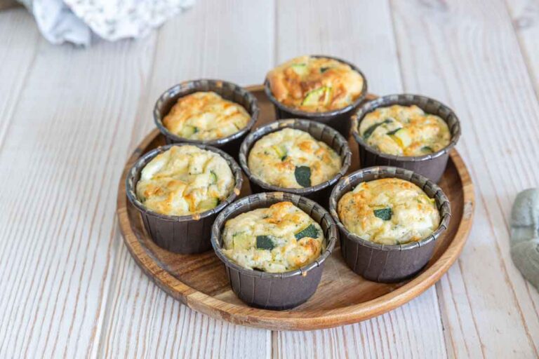 Egg muffins à la courgette et à la feta servis pour un petit déjeuner salé.