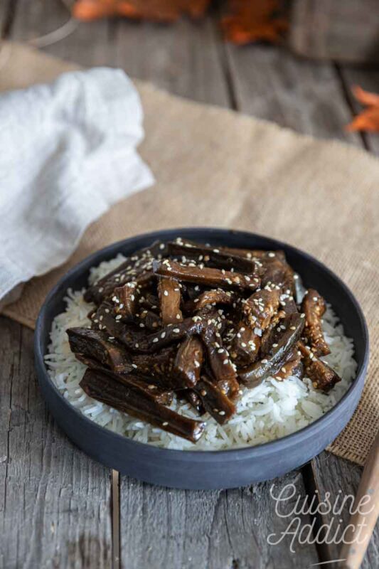 Aubergines laquées au sésame et sauce soja servies avec du riz