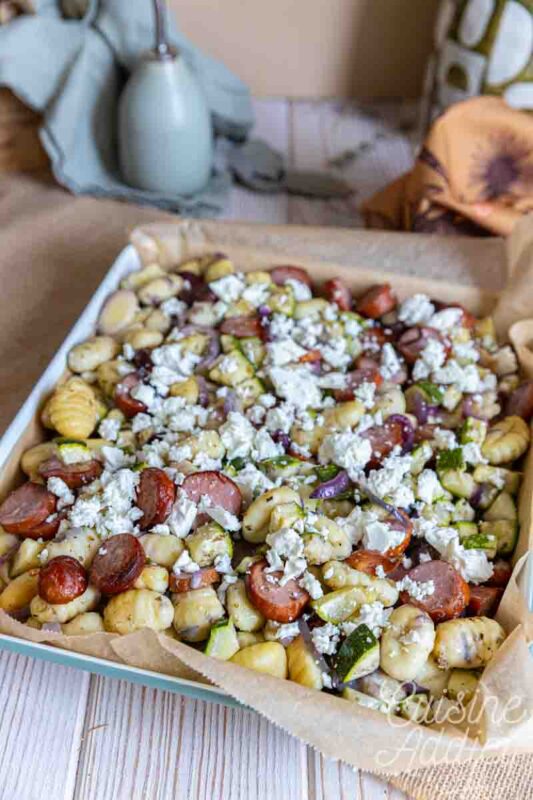 Des gnocchis légèrement dorés, des courgettes fondantes et une touche de feta pour un repas facile.