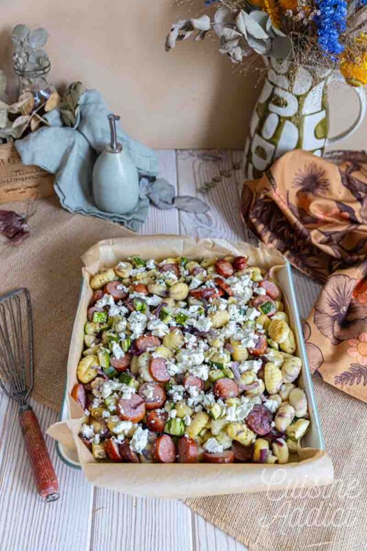 Gnocchis aux courgettes et saucisses cuits au four