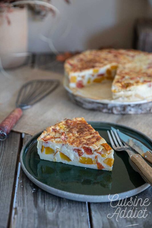 Part de quiche sans pâte aux courgettes et tomates