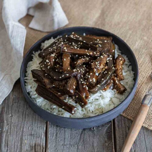 Aubergines au sésame et sauce soja avec riz