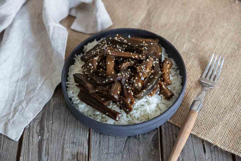 Aubergines au sésame et sauce soja avec riz